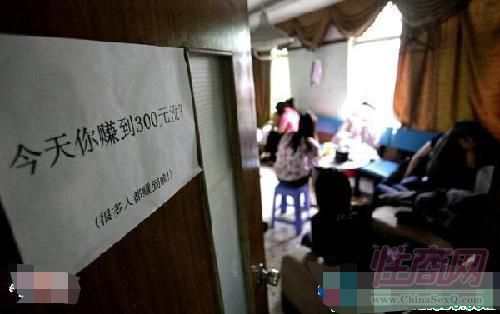 ���S�F(xi��n)��(ch��ng)�DƬ��2012���Ϸ�ĳ���о����ڽӵ�����(b��o)������(du��)һ�������(ch��ng)���M(j��n)��ͻ���z�飬�F(xi��n)��(ch��ng)ץ�@��������ɫ�����(w��)�����S�ˆT���F(xi��n)��(ch��ng)���ǲ�����Ŀ�����˻Ły����Ů��ɢ��ı����׺��·������F(xi��n)��(ch��ng)���l(f��)�F(xi��n)��С�ゃ�ļ���(l��)��̖(h��o)����������ٍ��300Ԫ�]��?���W(w��ng)���u(p��ng)��ʷ�����(l��)־С��