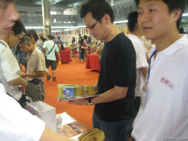 參展商及觀眾領(lǐng)取《性商》期刊